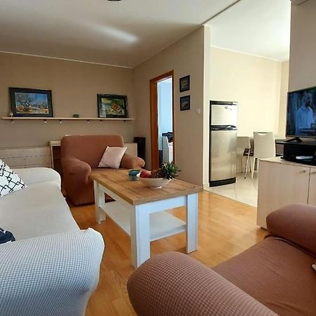 Apartman Ana Pula - Calm, Free Parking, Close To Center Bagian luar foto