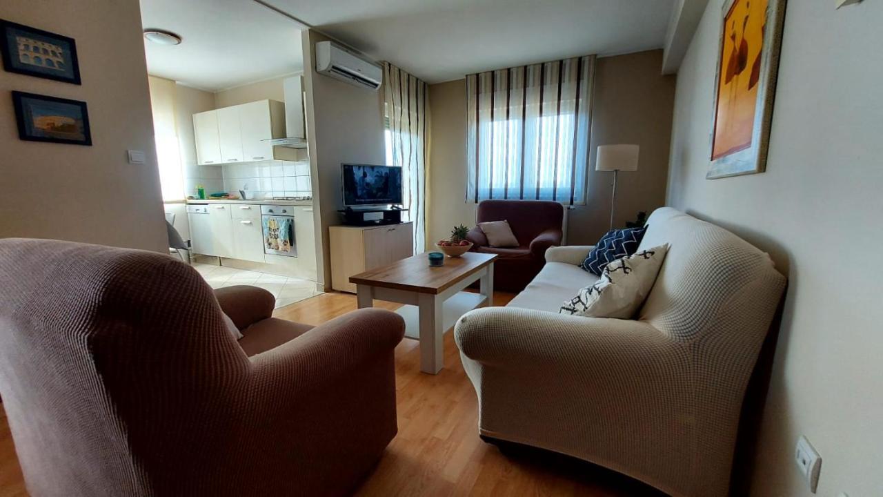 Apartman Ana Pula - Calm, Free Parking, Close To Center Bagian luar foto
