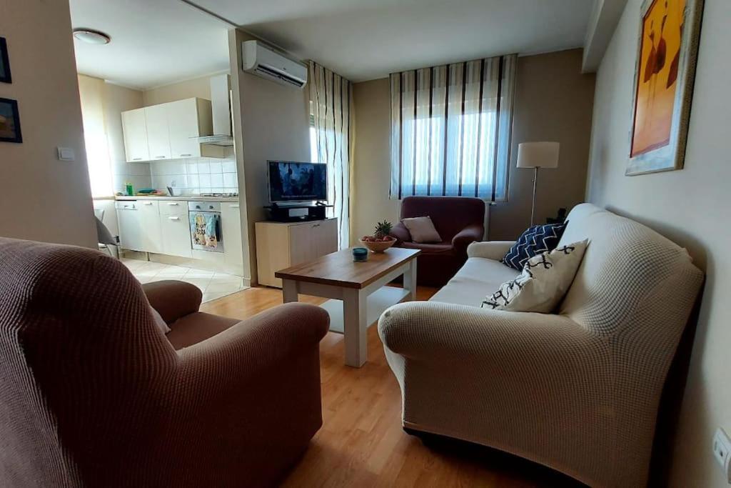 Apartman Ana Pula - Calm, Free Parking, Close To Center Bagian luar foto