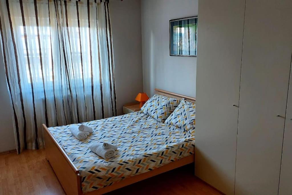 Apartman Ana Pula - Calm, Free Parking, Close To Center Bagian luar foto