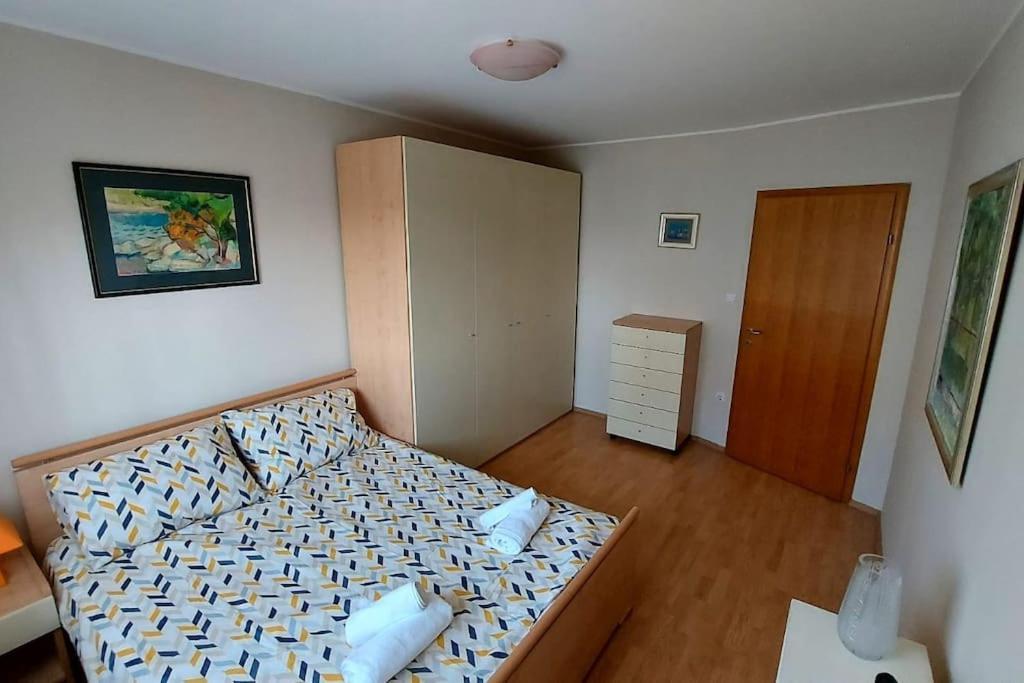 Apartman Ana Pula - Calm, Free Parking, Close To Center Bagian luar foto